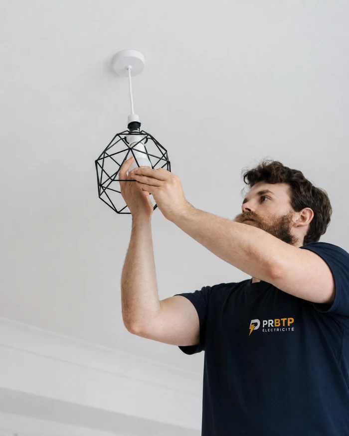 Électricien professionnel en intervention